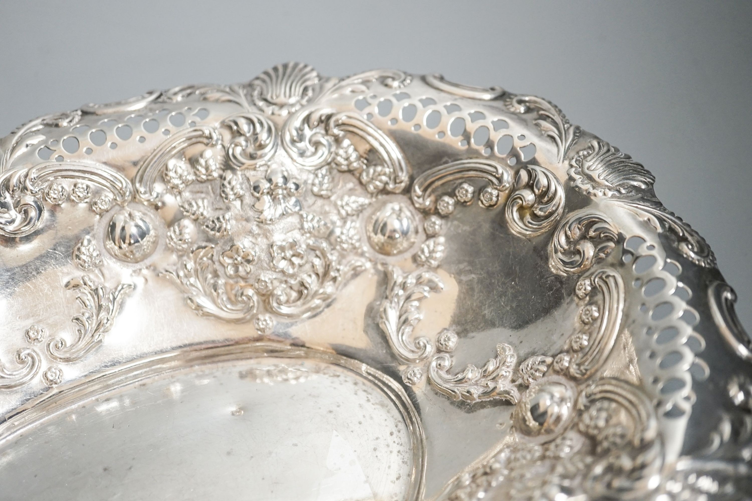 An Edwardian pierced silver oval dish, Birmingham, 1904, 30.8cm, 10.5oz.